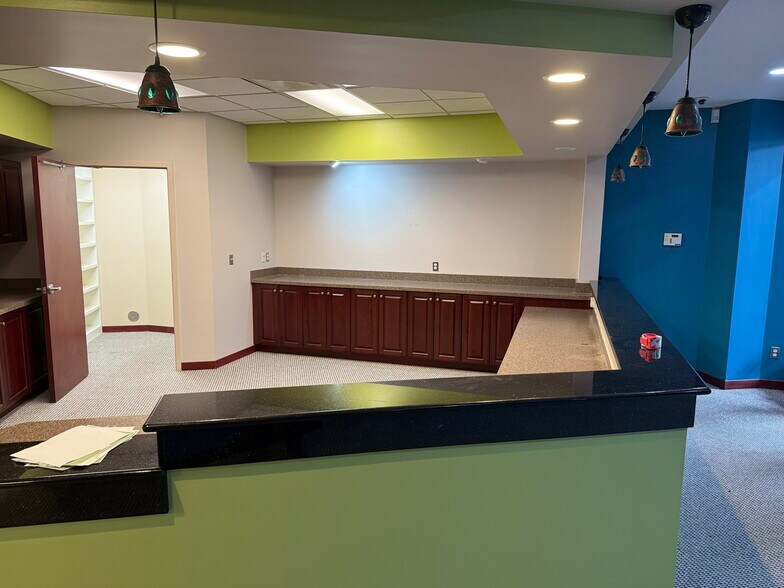 39525 14 Mile Rd, Novi, MI à louer - Photo du bâtiment - Image 3 de 47