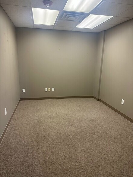 18673 Dix Toledo, Brownstown, MI for lease - Interior Photo - Image 3 of 15