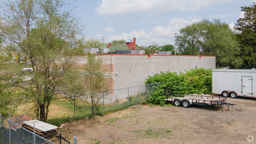 110 Hall St SW, Grand Rapids, MI for lease - Building Photo - Image 2 of 2