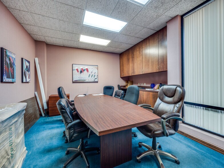 1595 N Central Expy, Richardson, TX à vendre - Photo du bâtiment - Image 2 de 26