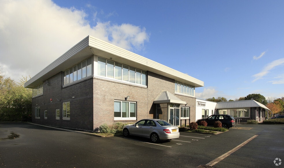 Kelvin Close, Warrington for lease - Primary Photo - Image 1 of 2