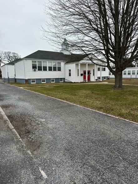 37 Rollstone Ave, West Sayville, NY à vendre - Photo du bâtiment - Image 2 de 6