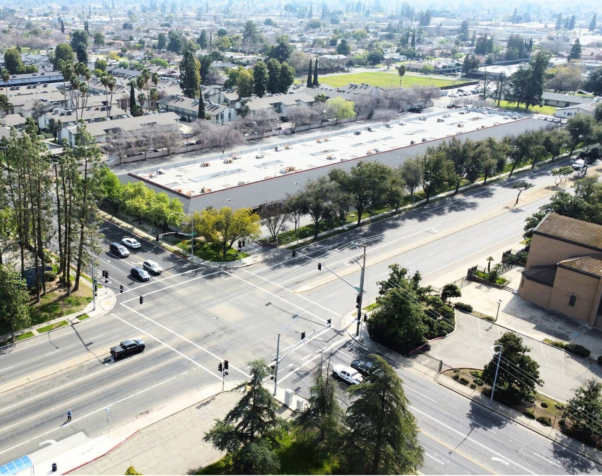 3710-3798 N 1st St, Fresno, CA à vendre Photo du bâtiment- Image 1 de 8