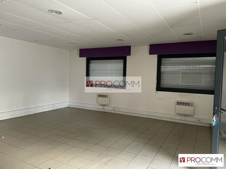 Retail in Chartres for lease - Interior Photo - Image 3 of 7