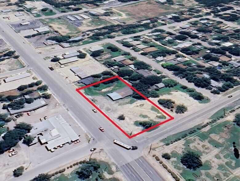 1293 W Main St, Uvalde, TX à louer - Photo du bâtiment - Image 2 de 4