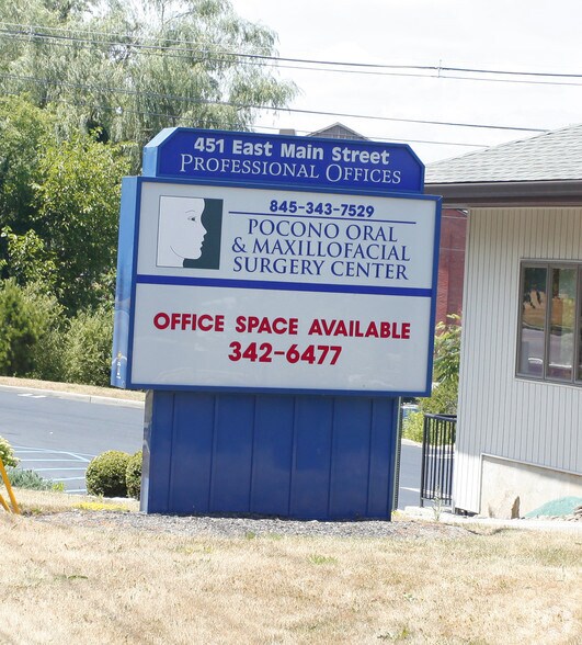 451 E Main St, Middletown, NY à vendre - Photo du bâtiment - Image 2 de 3