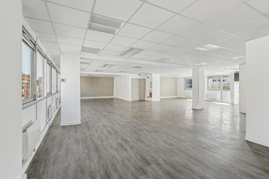 52-54 Rue De La Belle Feuille, Boulogne-Billancourt for lease - Interior Photo - Image 3 of 22