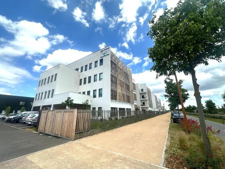 Office in Genas for sale - Building Photo - Image 2 of 6