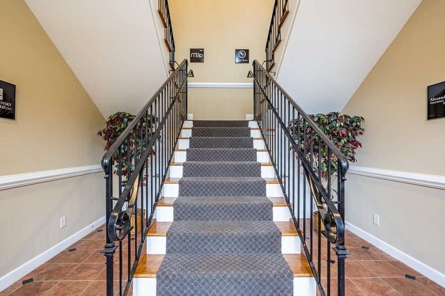 295 W Crossville Rd, Roswell, GA à louer - Photo du bâtiment - Image 3 de 20