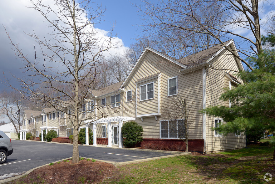 60 Bay Spring Ave, Barrington, RI à vendre - Photo principale - Image 1 de 1