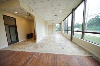 3330 Skokie Valley Rd, Highland Park, IL for lease Interior Photo- Image 2 of 3