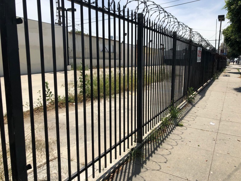 4444 E Olympic Blvd, Los Angeles, CA à vendre - Photo du bâtiment - Image 3 de 19