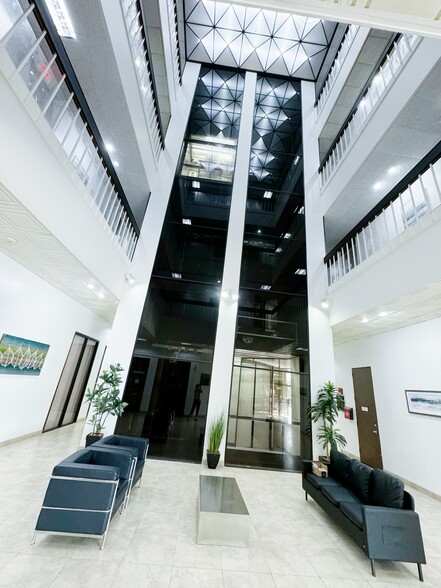 6430 Richmond Ave, Houston, TX for lease - Building Photo - Image 3 of 22