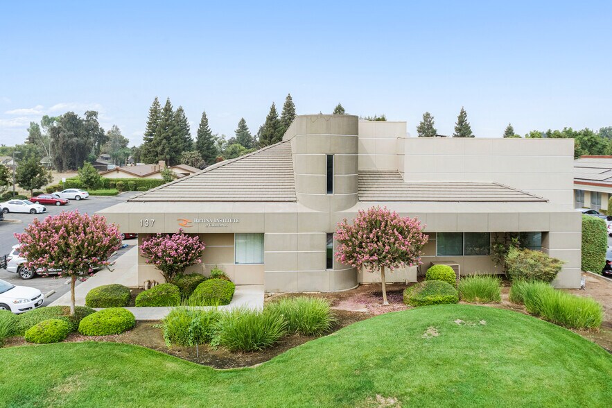 137 S Aspen Ct, Visalia, CA à vendre - Photo du bâtiment - Image 2 de 6