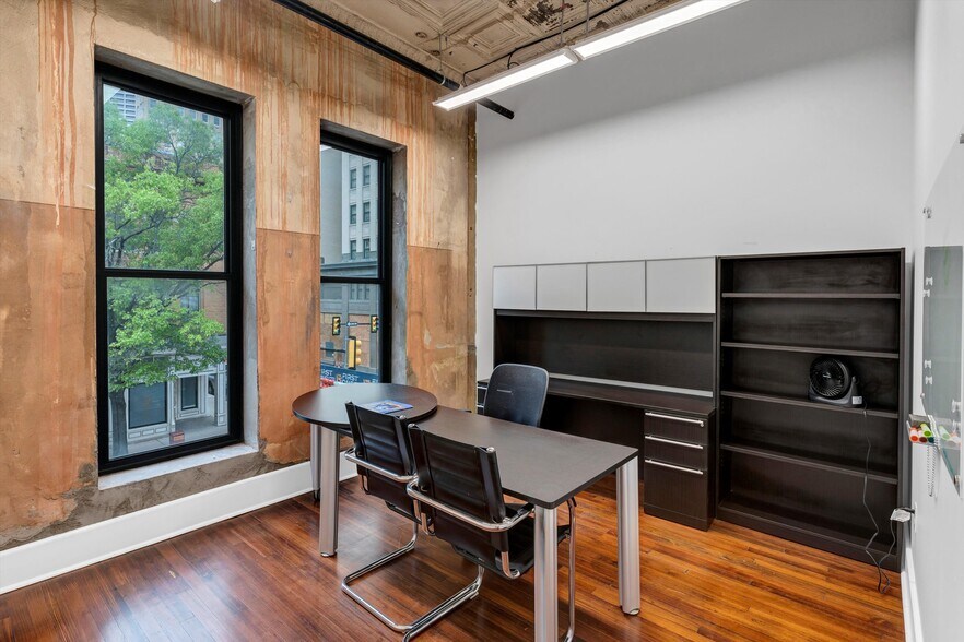 901 Houston St, Fort Worth, TX à louer - Photo du bâtiment - Image 3 de 21