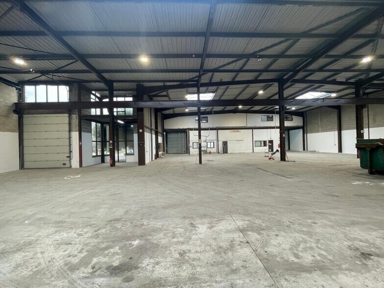 Flex in Le Thillay for lease - Building Photo - Image 1 of 15