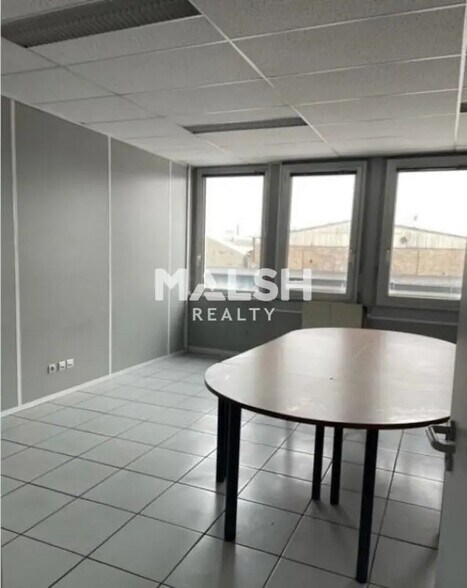 Office in Vénissieux for lease - Interior Photo - Image 2 of 8