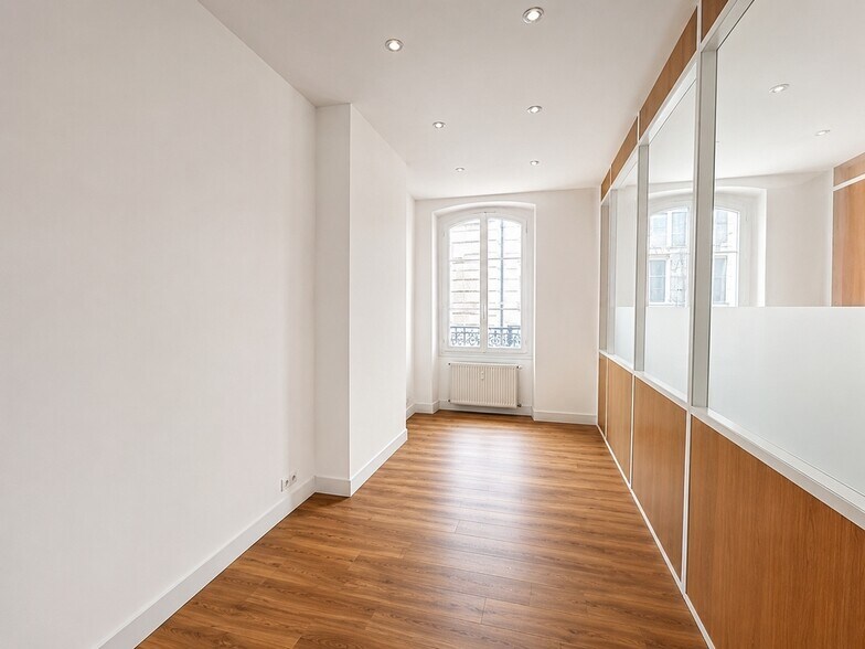 Office in Paris for lease - Interior Photo - Image 2 of 9