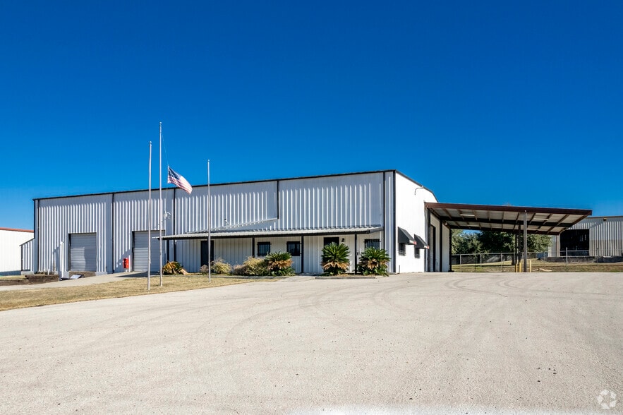 1900 E US Highway 90, Seguin, TX for lease - Building Photo - Image 1 of 15