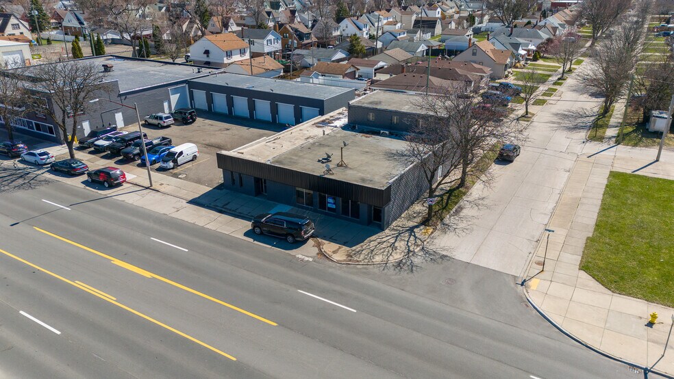 2189 Eureka Rd, Wyandotte, MI à louer - Photo du bâtiment - Image 3 de 9