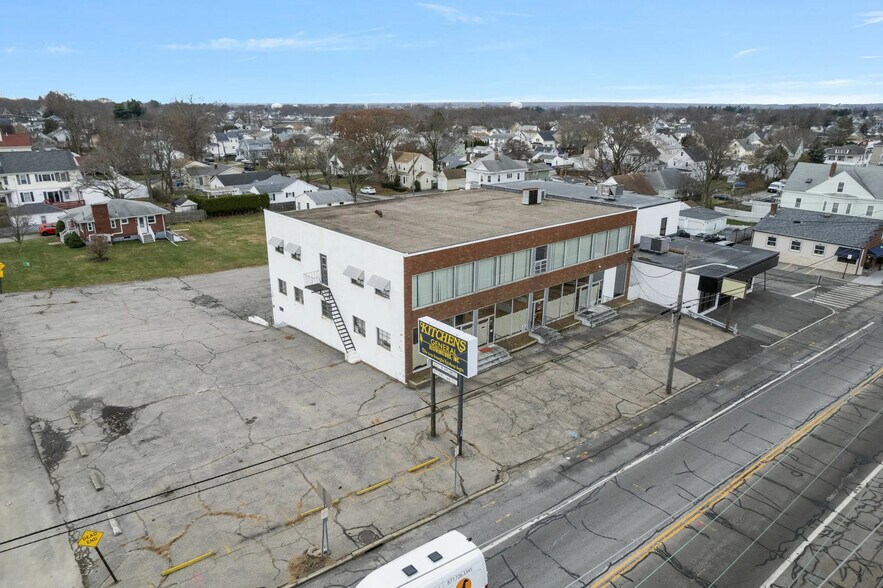 585 Warren Ave, East Providence, RI à vendre - Photo du bâtiment - Image 3 de 5