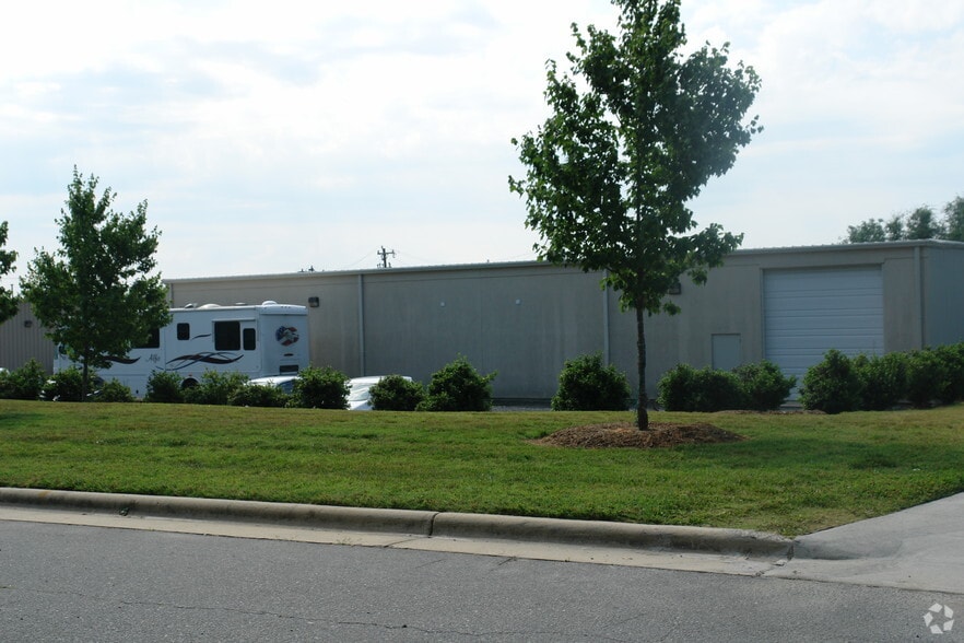 10913 Office Park Dr, Charlotte, NC for lease - Building Photo - Image 3 of 11
