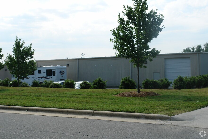 10913 Office Park Dr, Charlotte, NC à louer - Photo du bâtiment - Image 3 de 11