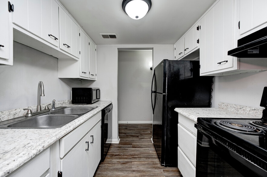 622 Wooddale Ter, Greenwood, IN for sale - Building Photo - Image 3 of 3