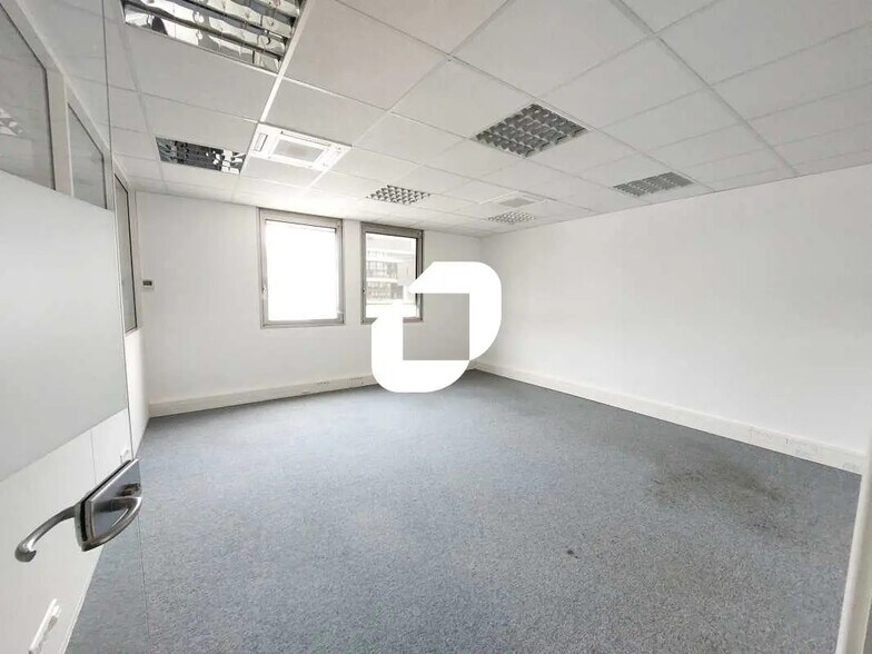 14 Avenue Gustave Eiffel, Montigny-le-Bretonneux for lease - Interior Photo - Image 3 of 8