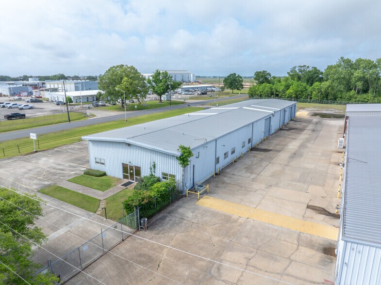 718 Hangar Dr, New Iberia, LA à vendre - Photo du bâtiment - Image 2 de 14