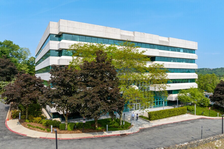 565 Taxter Rd, Elmsford, NY à louer - Photo du bâtiment - Image 3 de 19