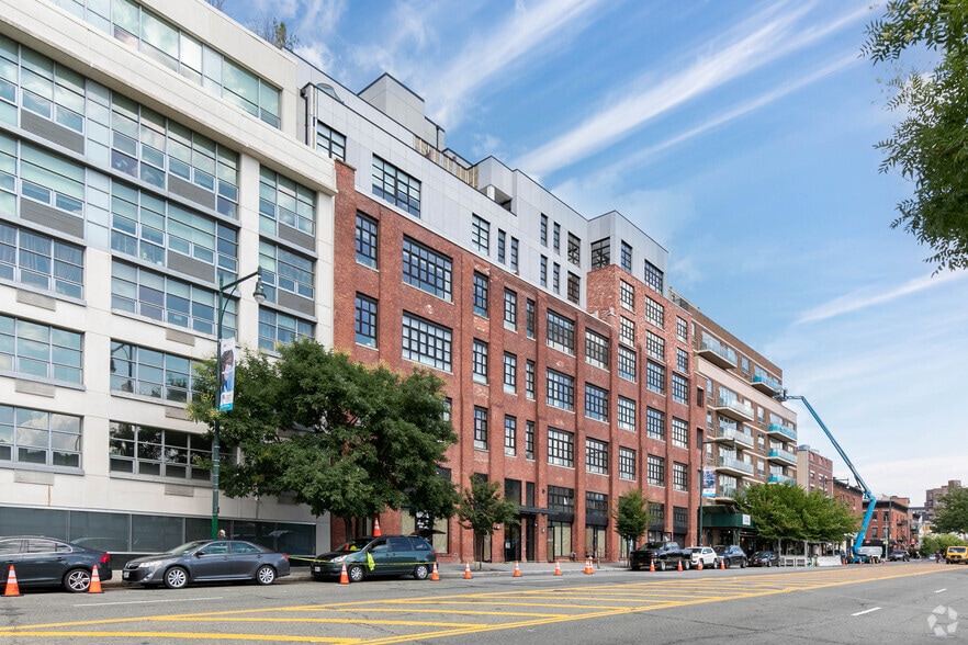 5-33 48th Ave, Long Island City, NY à louer - Photo du bâtiment - Image 2 de 9