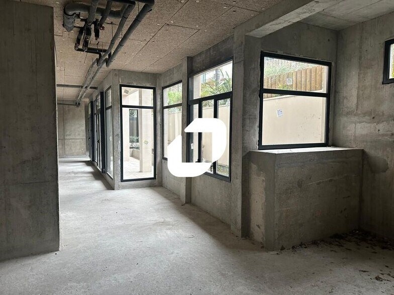 Retail in Clichy for lease - Interior Photo - Image 2 of 6