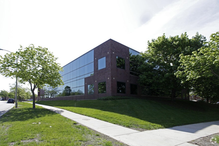 7777 W Blue Mound Rd, Milwaukee, WI à louer - Photo du bâtiment - Image 2 de 23
