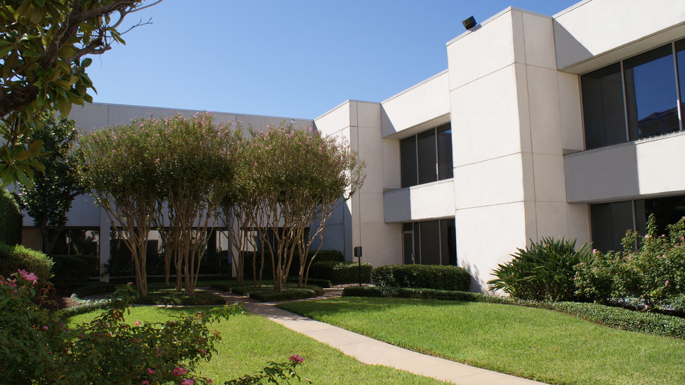 7155 Old Katy Rd, Houston, TX for lease - Building Photo - Image 3 of 16