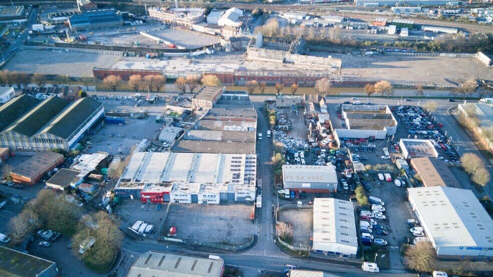 Feeder Road and Small Street portefeuille de 6 propriétés à vendre sur LoopNet.ca - Photo du bâtiment - Image 1 de 9