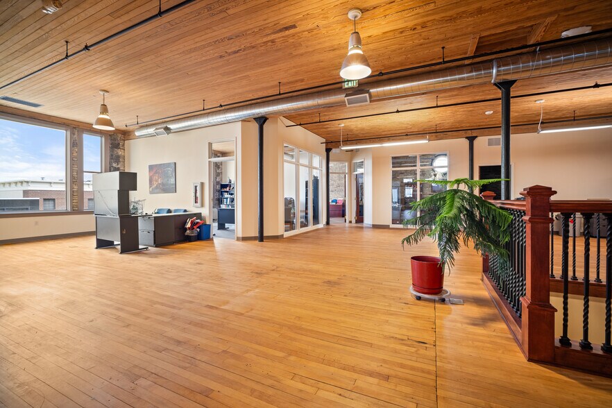 211 N Franklin St, Port Washington, WI à louer - Photo intérieure - Image 3 de 69