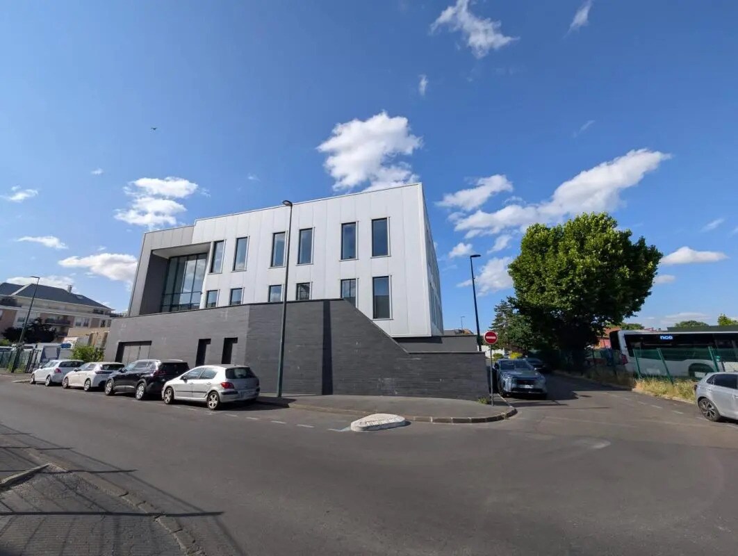 Office in Saint-Gratien for lease Building Photo- Image 1 of 15