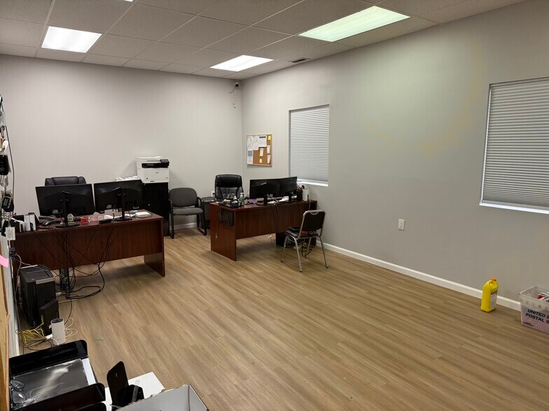 115 Toledo St, Farmingdale, NY à louer - Photo du bâtiment - Image 3 de 12