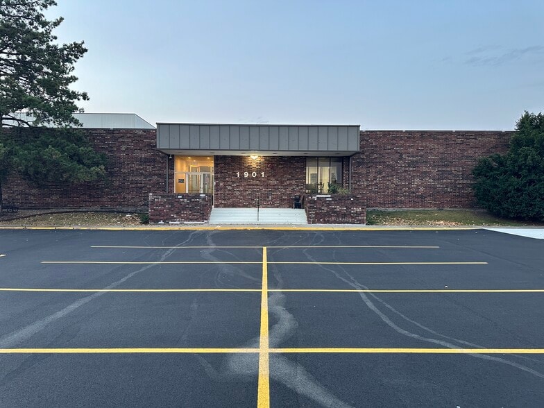 1901 Raymond Dr, Northbrook, IL for lease - Building Photo - Image 3 of 15