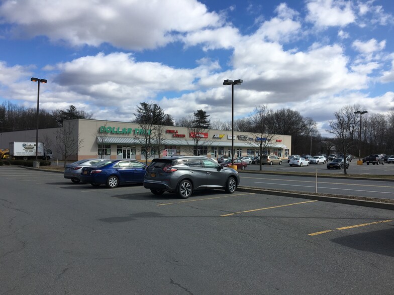 3758 Burgoyne Ave, Hudson Falls, NY à louer - Photo du bâtiment - Image 3 de 8