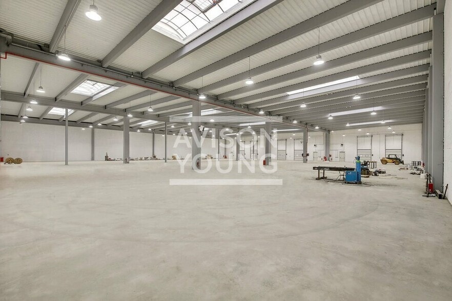 Flex in Tremblay-en-France for lease - Interior Photo - Image 3 of 5