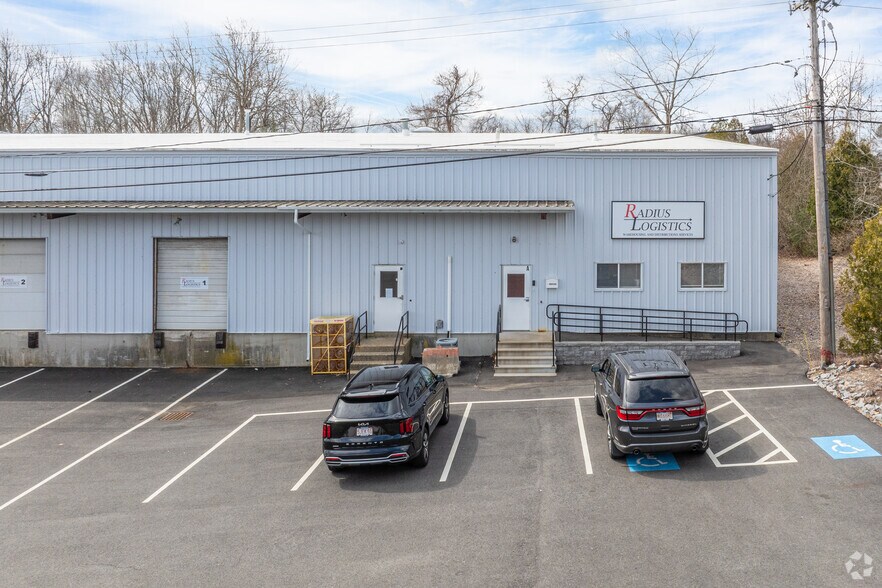 40 Strafello Dr, Avon, MA à louer - Photo du bâtiment - Image 2 de 4