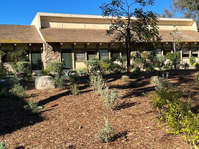2021 Sperry Ave, Ventura, CA à louer - Photo du bâtiment - Image 3 de 17