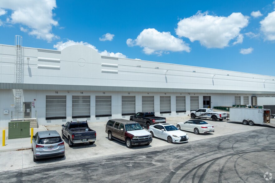 3801-3899 SW 30th Ave, Fort Lauderdale, FL à louer - Photo du bâtiment - Image 3 de 4