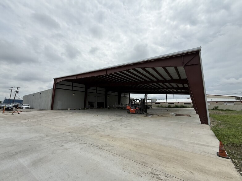 2106-2110 E Richmond Ave, Fort Worth, TX for lease - Building Photo - Image 3 of 8