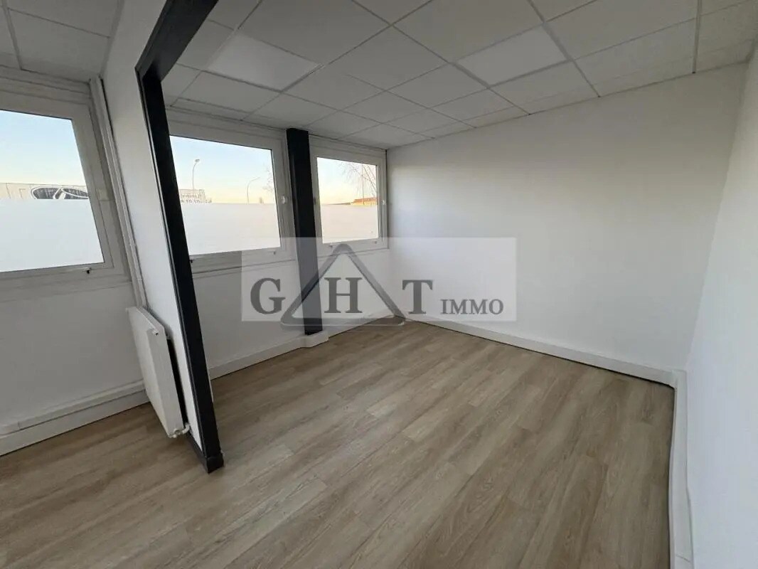 Bureau dans Vaux-le-Pénil à vendre Photo intérieure- Image 1 de 8