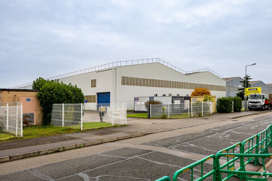 4 Rue Jean Macé, Meyzieu à louer - Photo du bâtiment - Image 2 de 2