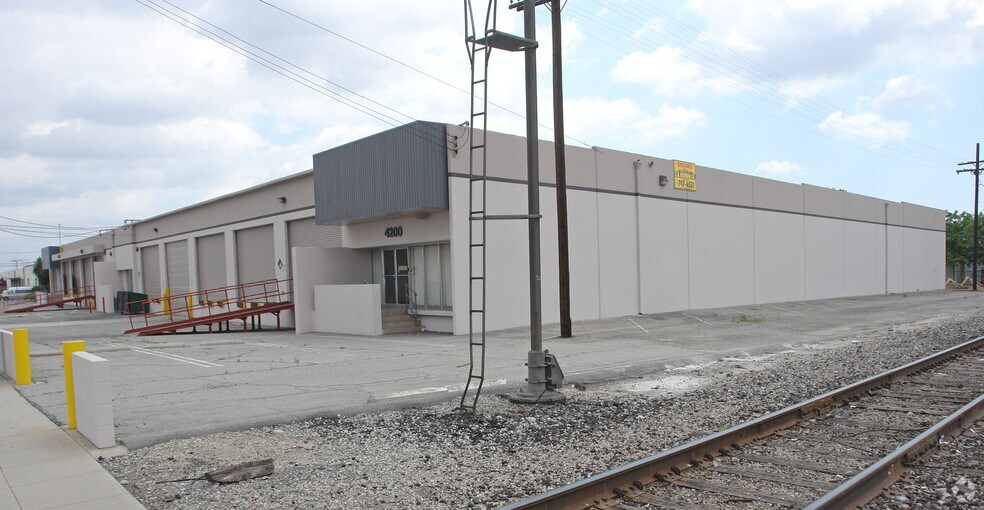 4200-4210 Charter St, Vernon, CA à louer - Photo du bâtiment - Image 2 de 12