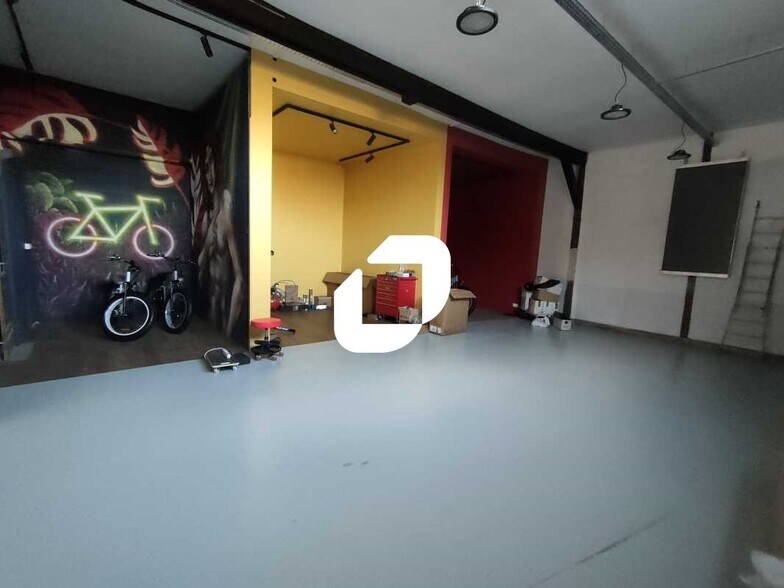 Flex in Versailles for lease - Interior Photo - Image 3 of 12